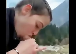 Joven chupando polla en las montañas